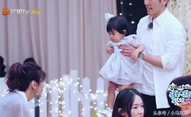 波妞初到超人媽媽聯盟，被咘咘抱緊依然東張西望充滿好奇