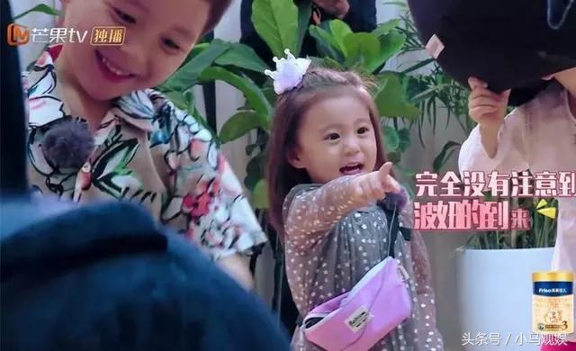 波妞初到超人媽媽聯盟，被咘咘抱緊依然東張西望充滿好奇