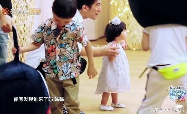 波妞初到超人媽媽聯盟，被咘咘抱緊依然東張西望充滿好奇