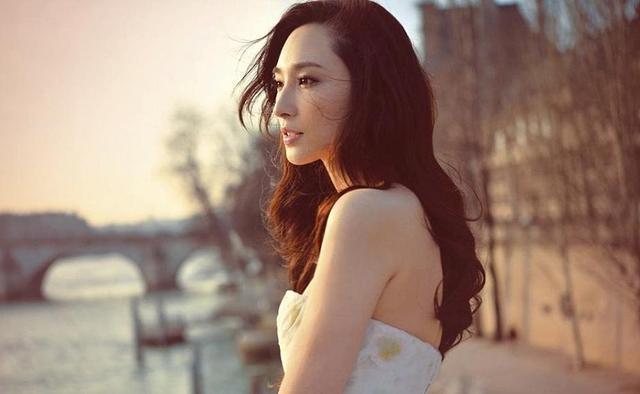 給富豪生了3個孩子獎了40億，如今小小舉動看出她的真實感受！