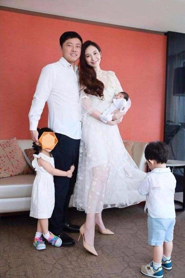給富豪生了3個孩子獎了40億，如今小小舉動看出她的真實感受！