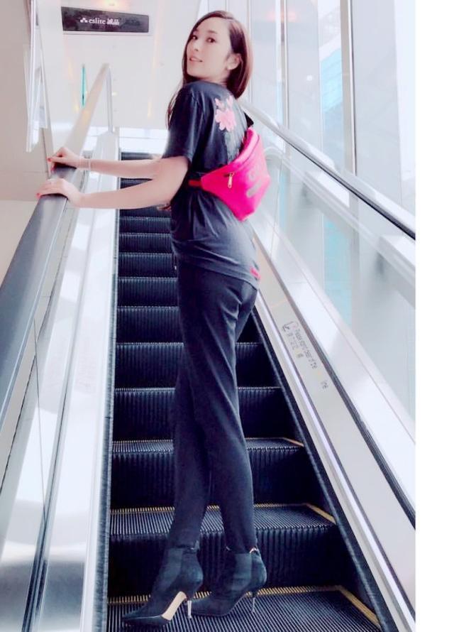 給富豪生了3個孩子獎了40億，如今小小舉動看出她的真實感受！