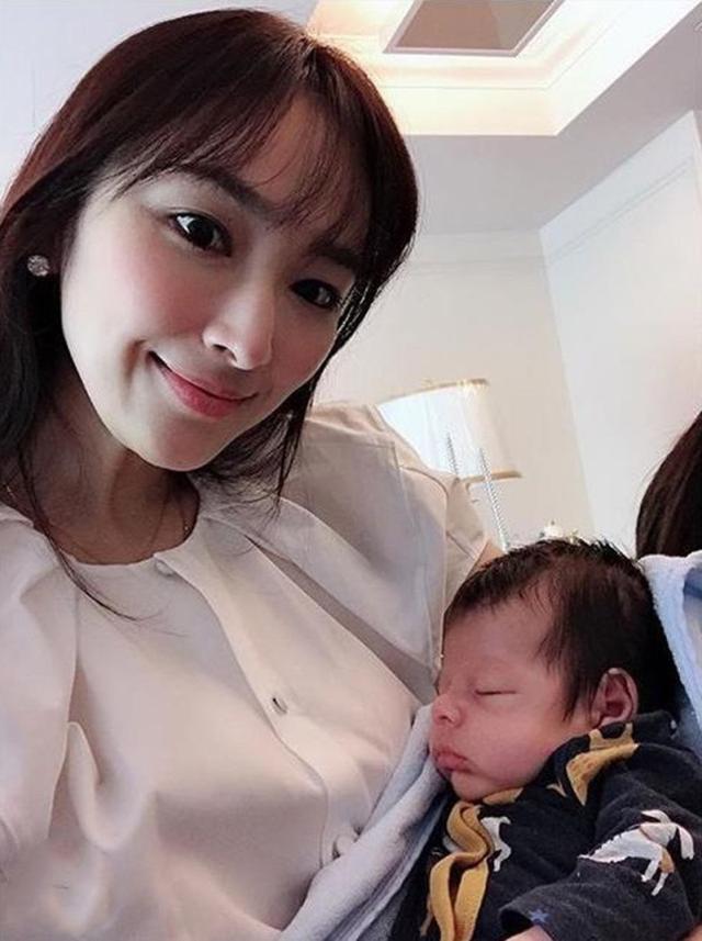 給富豪生了3個孩子獎了40億，如今小小舉動看出她的真實感受！