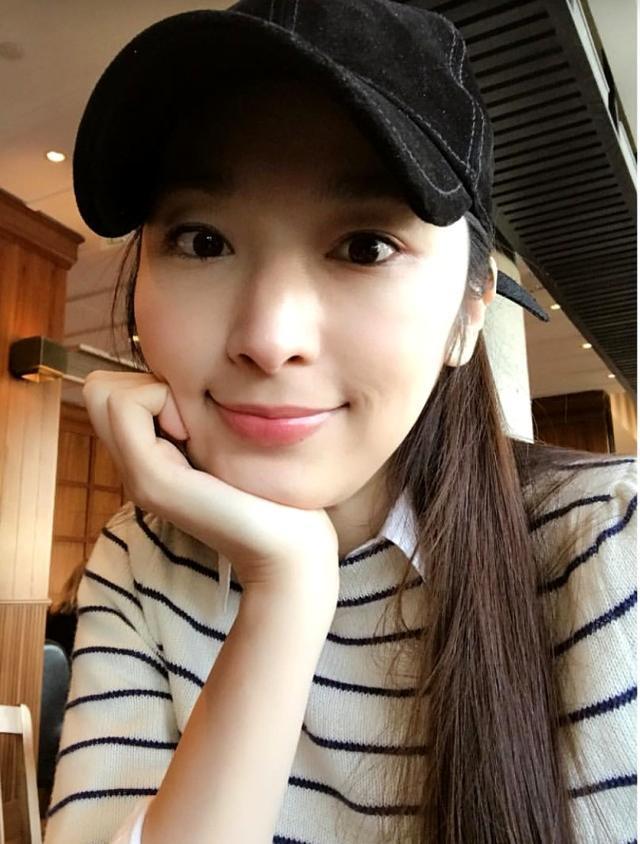 給富豪生了3個孩子獎了40億，如今小小舉動看出她的真實感受！