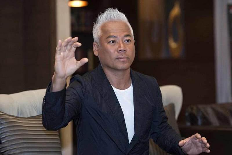 30歲就滿頭白髮，15年來漂亮妻子不離不棄，如今兩個女兒長成這樣 