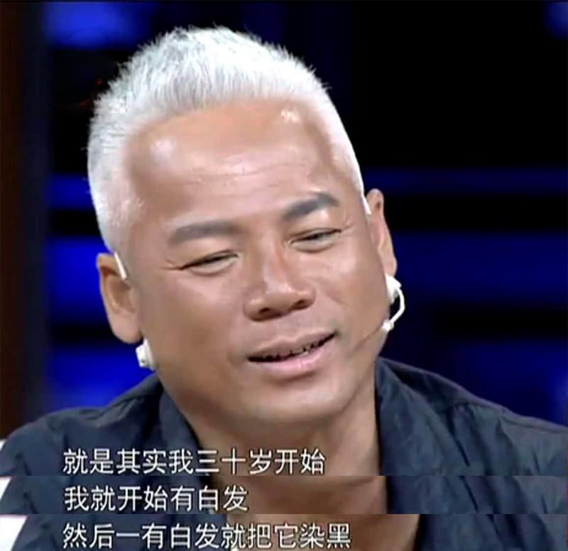 30歲就滿頭白髮，15年來漂亮妻子不離不棄，如今兩個女兒長成這樣 