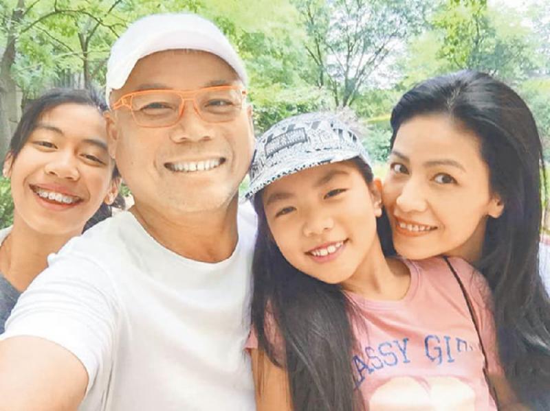 30歲就滿頭白髮，15年來漂亮妻子不離不棄，如今兩個女兒長成這樣 