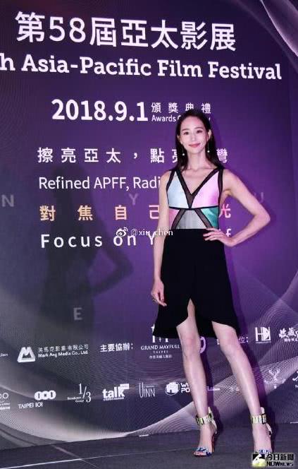 張鈞甯穿了一條很普通的裙子，當她轉身後大家都驚呆了！ 