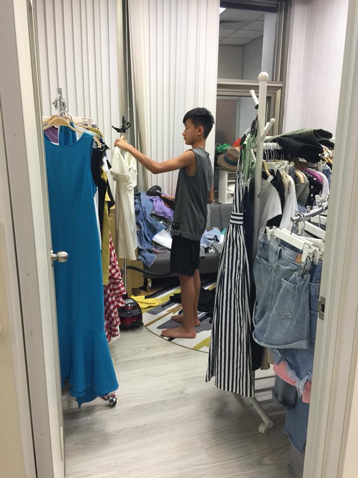 侯昌明一家4口連假都在趕工！國小剛畢業的兒子「半夜幫忙燙衣服」衝千萬業績，網友讚爆：好窩心！ 