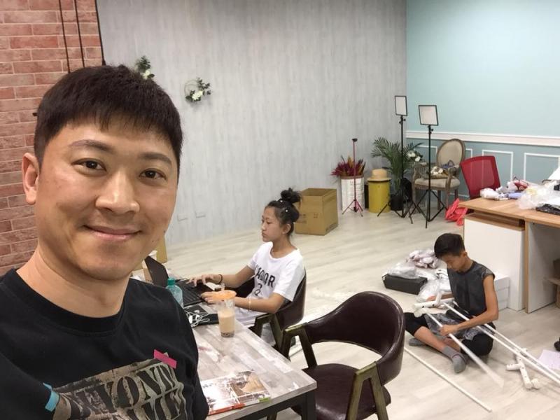 侯昌明一家4口連假都在趕工！國小剛畢業的兒子「半夜幫忙燙衣服」衝千萬業績，網友讚爆：好窩心！ 