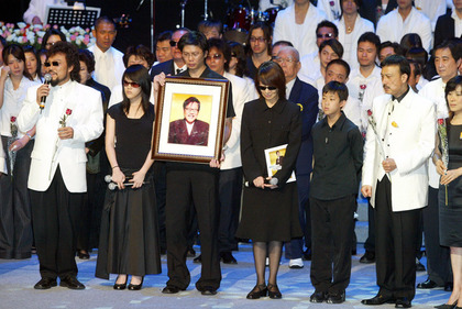 倪敏然12年前爆出外遇後上吊身亡！如今談到亡夫「當年外遇夏禕」，遺孀李麗華終於說出.... 