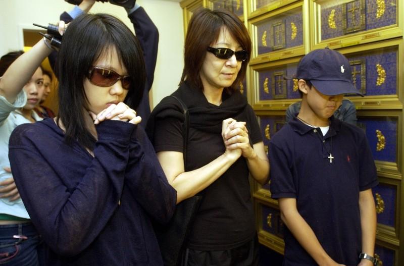 倪敏然12年前爆出外遇後上吊身亡！如今談到亡夫「當年外遇夏禕」，遺孀李麗華終於說出.... 