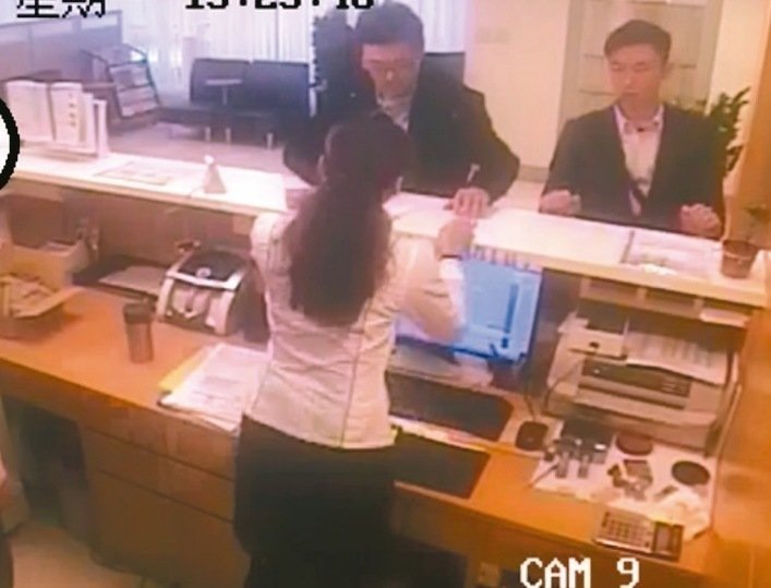 婦人沒有被詐騙但700萬存款竟「一夜消失」！警方追查後發現...竟是首次見到的新詐騙手法！太可怕...  