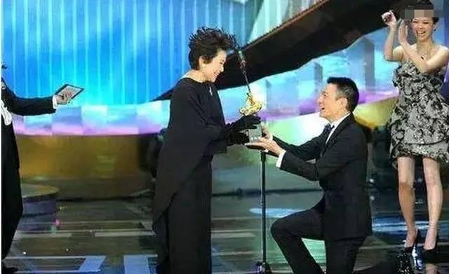 她年近70歲「子女各自享福」都不管她，劉德華得知後霸氣喊話：「我養妳一輩子！」 