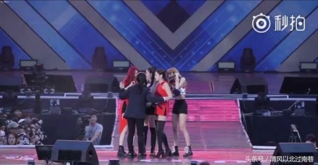 女團BLACKPINK表演到一半突然被請下舞台：心疼四個一臉懵的女孩 