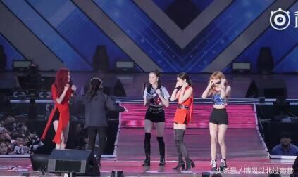 女團BLACKPINK表演到一半突然被請下舞台：心疼四個一臉懵的女孩 