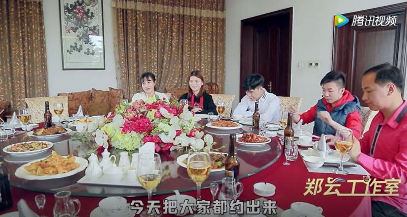 同學會上大家爭相巴結「嫁給大老闆的校花」，沒想到當她說出…瞬間看出人情冷暖！ 