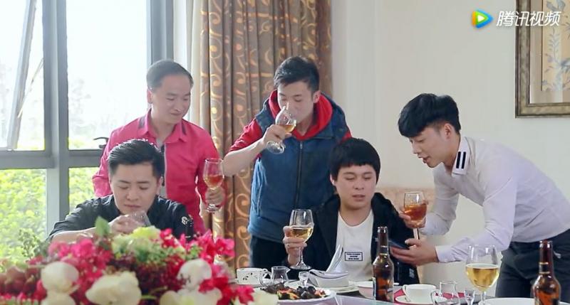 同學會上大家爭相巴結「嫁給大老闆的校花」，沒想到當她說出…瞬間看出人情冷暖！ 