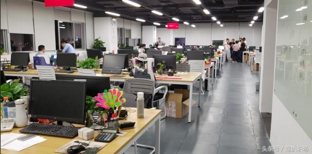 員工為工廠拿下500萬訂單，老闆送了一份大禮，小伙當場辭職！ 