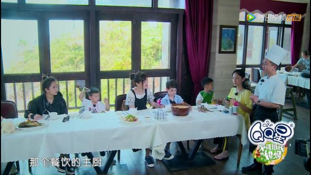 蔡少芬給兩個女兒喂食，不用筷子卻用剪刀，暴露媽媽們背後的心酸