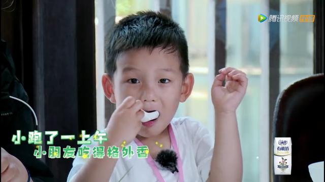 蔡少芬給兩個女兒喂食，不用筷子卻用剪刀，暴露媽媽們背後的心酸