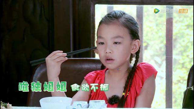 蔡少芬給兩個女兒喂食，不用筷子卻用剪刀，暴露媽媽們背後的心酸