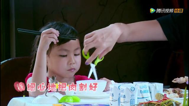 蔡少芬給兩個女兒喂食，不用筷子卻用剪刀，暴露媽媽們背後的心酸