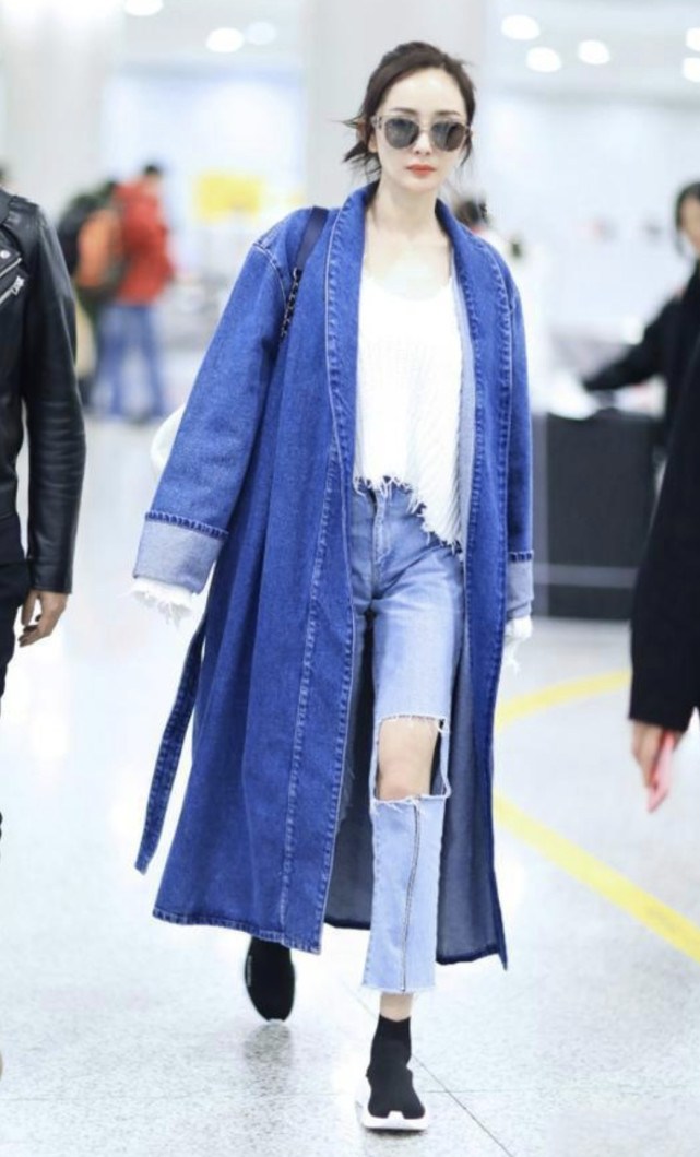 楊冪現身機場，大家被她下面的大洞給吸引，網友：呼叫劉愷威！