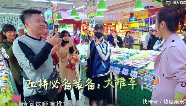 林心如進超市被一眼認出，買個菜保鏢全程護著，但一個彎腰被暖到！