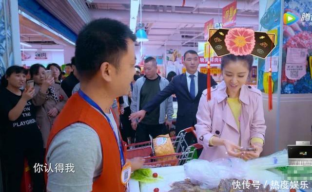 林心如進超市被一眼認出，買個菜保鏢全程護著，但一個彎腰被暖到！