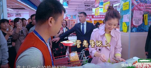 林心如進超市被一眼認出，買個菜保鏢全程護著，但一個彎腰被暖到！