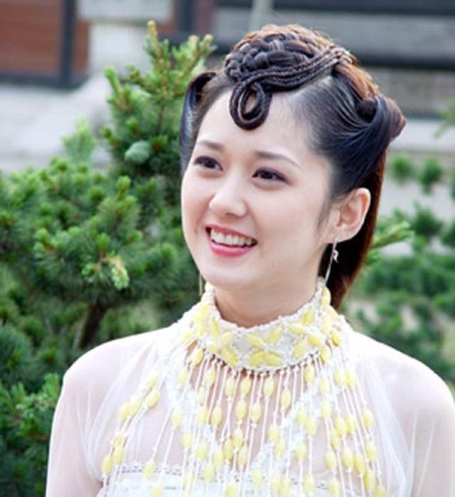 比楊冪還火，美過范冰冰，但被封殺10年，如今現身菜市場成這樣！ 