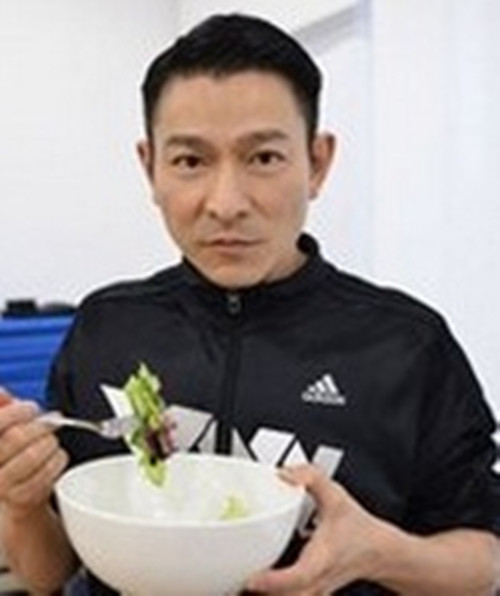 56歲劉德華素顏照片被拍到，摘下口罩那一刻，網友紛紛張大嘴，太誇張了吧！ 