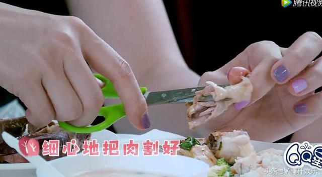 蔡少芬用剪刀優雅吃肉，大女兒張楚兒一閃而過的小動作被批沒教養