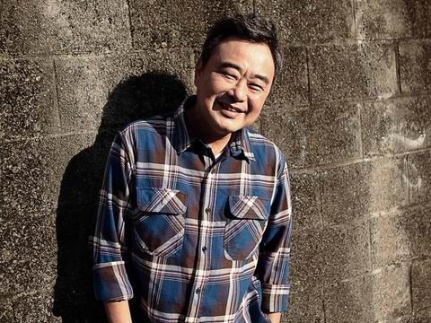 陳昇怒嗆：「把妹就嘴巴擦乾淨！」原來結婚30多年，他與「昇嫂」夫妻互動竟是... 