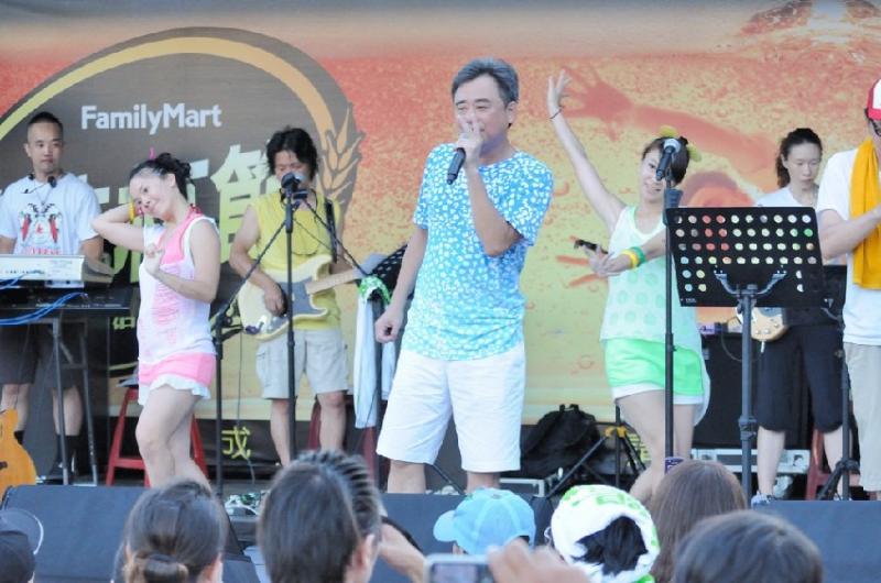 陳昇怒嗆：「把妹就嘴巴擦乾淨！」原來結婚30多年，他與「昇嫂」夫妻互動竟是... 