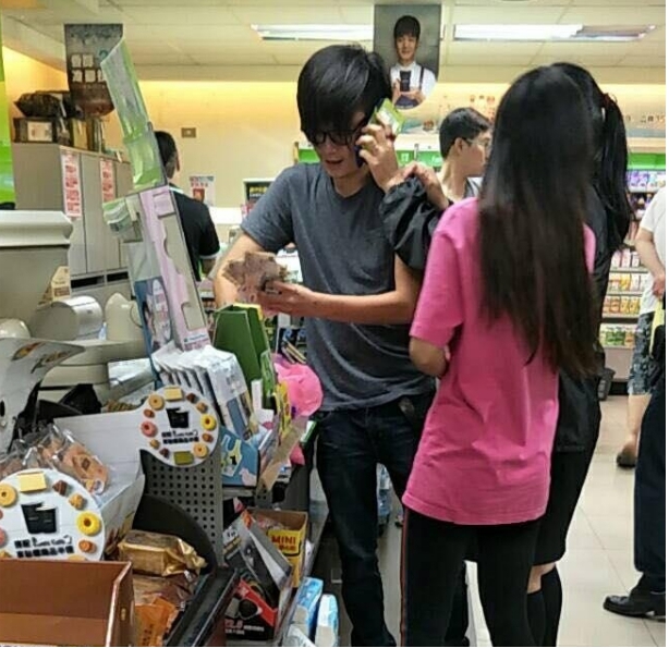 奧客報復店員「拿千鈔買一顆糖果」每顆都要分開結　怒曝「耍流氓原因」嗆聲：有種叫警察 