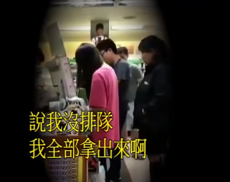 奧客報復店員「拿千鈔買一顆糖果」每顆都要分開結　怒曝「耍流氓原因」嗆聲：有種叫警察 