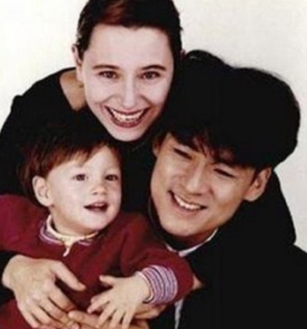 周華健54歲妻子近照曝光，頭髮斑白兩人同框像母子，而周華健的態度卻讓人十分稱讚！ 