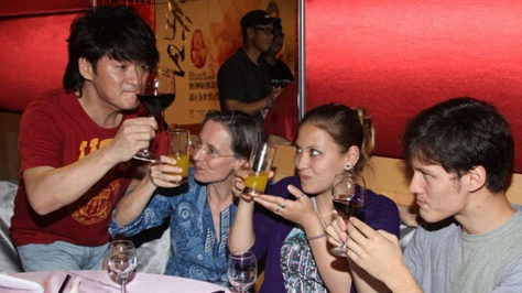 周華健54歲妻子近照曝光，頭髮斑白兩人同框像母子，而周華健的態度卻讓人十分稱讚！ 