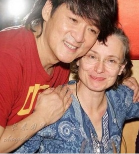 周華健54歲妻子近照曝光，頭髮斑白兩人同框像母子，而周華健的態度卻讓人十分稱讚！ 