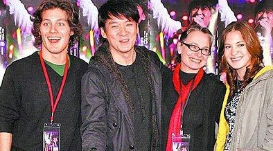 周華健54歲妻子近照曝光，頭髮斑白兩人同框像母子，而周華健的態度卻讓人十分稱讚！ 
