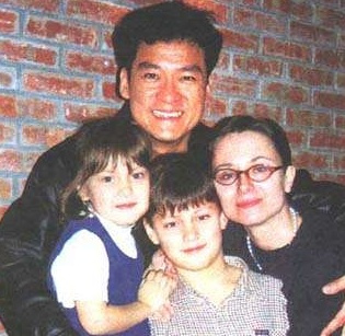 周華健54歲妻子近照曝光，頭髮斑白兩人同框像母子，而周華健的態度卻讓人十分稱讚！ 