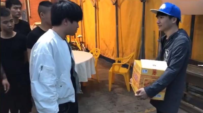 富二代為了證明「朋友是真心的」決定測試兄弟，他假裝沒錢看病…結果卻是「他」來！ 