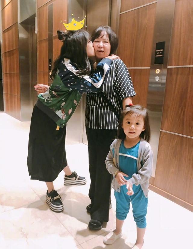 修杰楷親自為賈靜雯大女兒慶生，前夫孫志浩卻毫無表示！