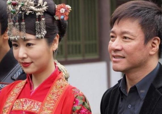 林心如曾愛他8年，他卻愛上她的閨蜜，如今57歲依舊單身成糟老頭！