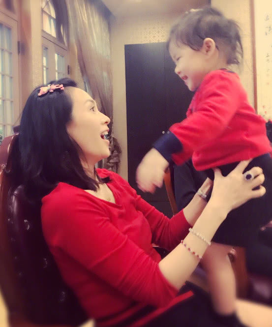 汪峰和章子怡的女兒，醒醒近照曝光，不太像汪峰了，國際章後繼有人！網友：萌翻了！