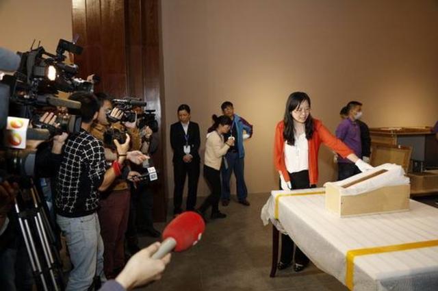 農民上山採藥撿到一枚金屬片，國家無償收走，現在成國寶，禁止對外展出！ 