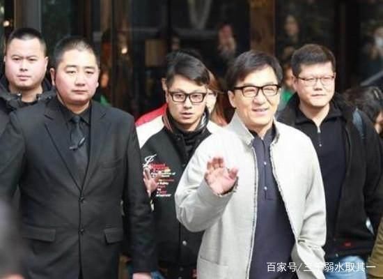 大咖明星，成龍出門帶一群保鏢，范冰冰出門帶一群保鏢，他卻一個人外出買菜！ 