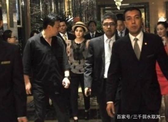 大咖明星，成龍出門帶一群保鏢，范冰冰出門帶一群保鏢，他卻一個人外出買菜！ 